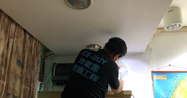 窗型冷氣遭吹飛